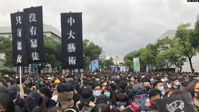 Un groupe d’étudiants manifestant à la University Mall de Hong Kong le 2 septembre