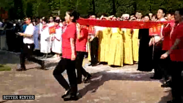 Les équipes de chaque région organisent une cérémonie de lever de drapeau devant l'église avant la compétition.