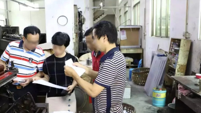 Une imprimerie de la province de Guangdong est inspectÃ©e par des fonctionnaires.