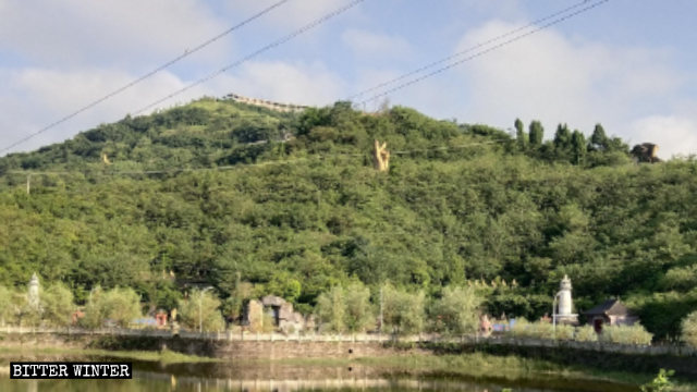 La sculpture de la tête de Bouddha a été démolie au mois de mai.