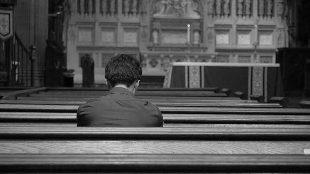 Prier dans l'église